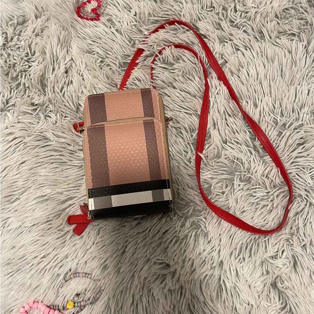 Confortable bag to wear. It has three zipper.$10